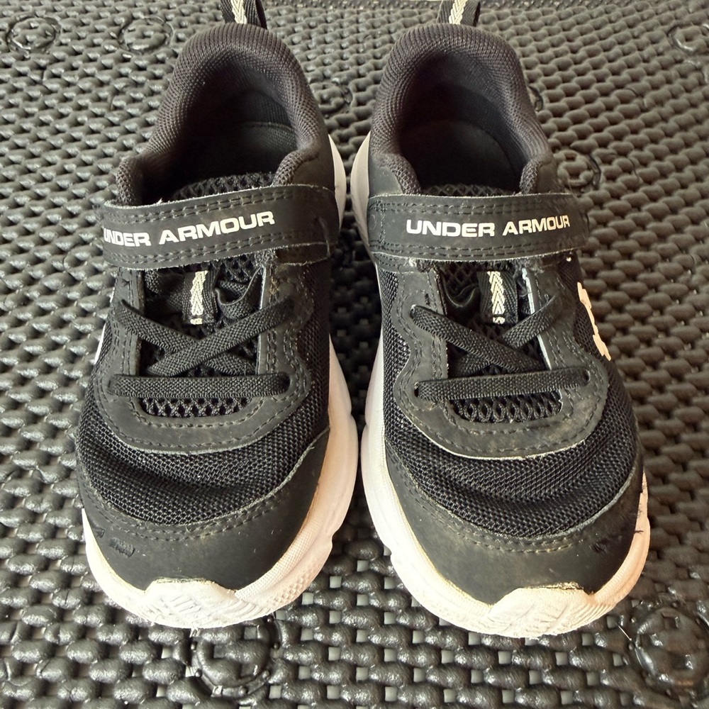 Under Armour Kids Black and White‎ Sneakers 9k